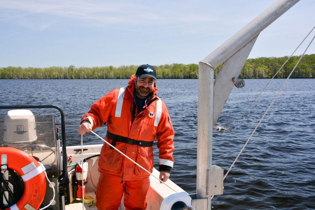 Captain Eric Diaddorio opperating the boom on Toadfish